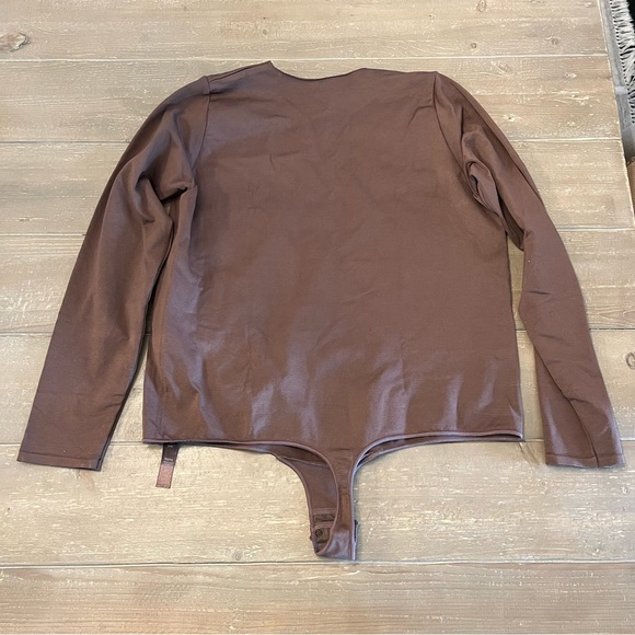 SKIMS ESSENTIAL CREW NECK LONG SLEEVE BODYSUIT - Picture 10 of 13